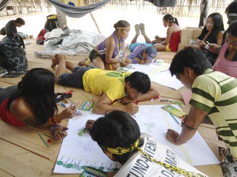 Groupe de personnes participant à un atelier de cartographie.