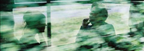 Photo du duo Midget!, les deux sont assis dans un train, regardant à travers la fenêtre une forêt