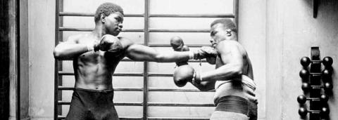 Bob Scanlon (à droite) faisant le sparring-partner pour Battling Siki, Paris, 1922. Coll. Rol/BnF