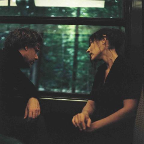 Deux personnes contre une fenêtre