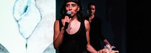 Une femme parle dans un micro