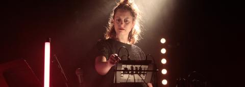 Femme devant une platine