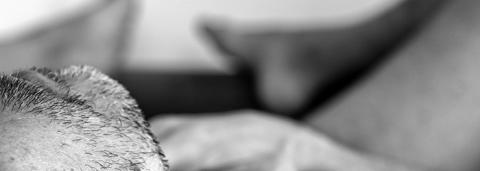 Le corps d'un homme nu allongé