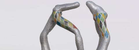 These boots are made for walking, oeuvre en céramique re^résentant des jambes portant des bottes  de Elsa Sahal