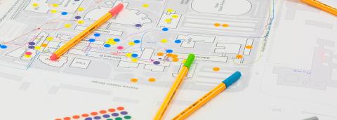 Des crayons posés sur une cartes