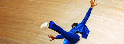 Un homme en lévitation