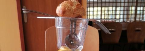 photo d'une sculture sur plateau après un repas au crous