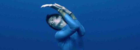 Visuel habiter le seuil © Vincent Bruno, Marine Chesnais dansant dans l'océan