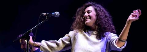 Photo de Mélodie Mô, sur scène pour LibrEs ! On l'y voit en train de slamer