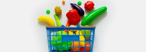 Un caddie rempli de fruits et légumes