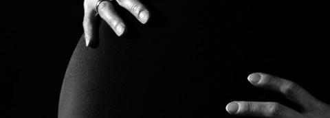 Femme enceinte qui se touche le ventre