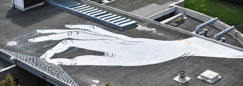 Fresque représentant une main sur un toit de Villejean