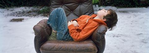 Jonathan, sur un fauteuil dans la neige