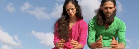 Laaroussa © Selma et Sofiane Ouissi en train de faire de mimer des geste de poterie