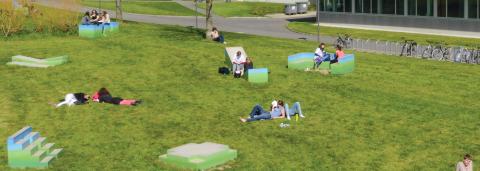 Les blocs de béton aux formes géométriques, peints entre ciel et terre, parsèment une pelouse.