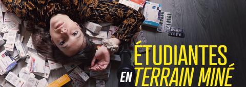 Une jeune femme allongée au sol, entourée de nombreuses boîtes et plaquettes de médicaments, regardant l'objectif