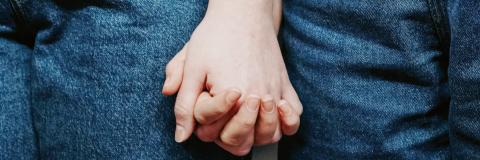 Deux femmes qui se tiennent la main