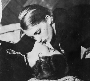 Lee Miller embrassant une femme