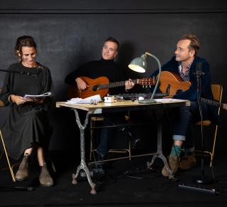 Visuel a vos amours, on y voit les trois artistes autour d'une table en train de performer lors d'une répétition