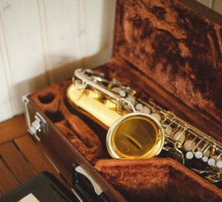 Saxophone dans son étui