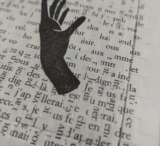 Illustration en noir et blanc représentant une silouhette dune main noire, paume ouverte, les doigts écartés, supéerposée à un fond de fragements de textes imprimés, découpés, parfois effacés et assemblé en collage.