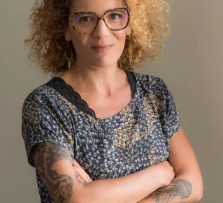 Portrait de Elsa Dorlin se croisant les bras
