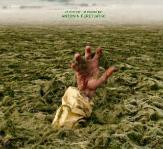 Une main sort des algues vertes