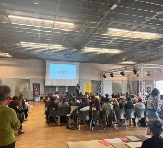 Photo prise lors des Journées réseaux scènes, on y voit une salle remplie d'étudiants et étudiantes écoutant une intervenante