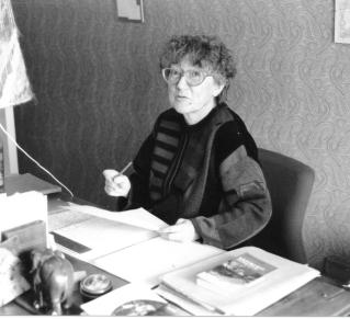 Colette Cosnier à son bureau
