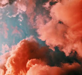 Un ciel bleu et des nuages rouges