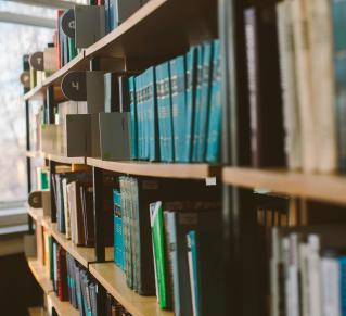 Rangées de livres dans une bibliothèque