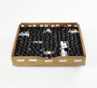 Photographie d'un tiroir rempli de bobines de films