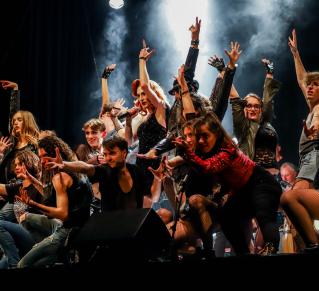 Photographie d'un spectacle de drags queens et drags kings