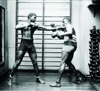 Photo en noir et blanc d'une scène de boxe sur un ring