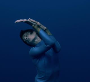 Marine Chesnais dansant sous l'eau