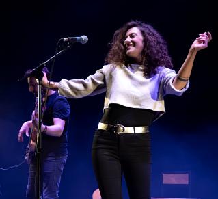 Mélodie Mô en train de performer sur scène