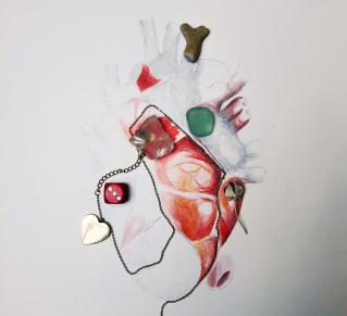 Création originale Anne-Pauline Mabire, un coeur y est dessiné au crayon à papier, par dessus on y voit un colier avec un pendentif coeur, une pierre, un dés