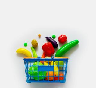 Photo d'un panier rempli de légumes en plastique
