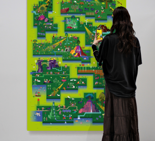 Visuel de Blocksmog, on y voit une personne qui joue sur son téléphone  au jeu intéractif qui compose l'exposition, elle se trouve devant une des fresques