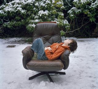 Jonathan, sur un fauteuil dans la neige