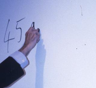 Pierre Restany lors de l’inauguration de l’exposition « Pierre Restany en Italie : parcours d’un critique d’art », 17 novembre 1998 en train d'écrire © Archives de la critique d’art