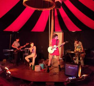 photo de la compagnie l'Onde sous un chapiteau, en répétition