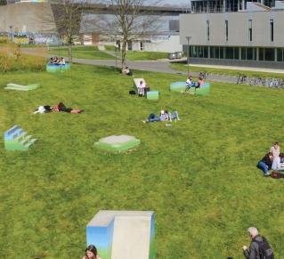 Des blocs de béton aux formes géométriques, peints entre ciel et terre, parsèment une pelouse. Une oeuvre sur le campus Villejean.