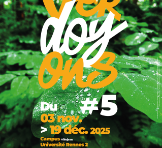 visuel Verodyons ! 5e édition, on y voit des feuilles avec quelques goutes d'eau au premier plan, au fond une forêt. avec en titre "Verdoyons #5 du 03 novembre au 19 décembre 2025, campus Villejean Université rennes 2 en blanc et orange
