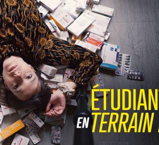 jeune femme allongée au sol, entourée de nombreuses boîtes et plaquettes de médicaments, regardant