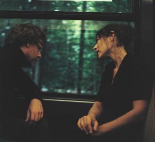 Claire Vailler et Mocke devant une fenêtre dans un train