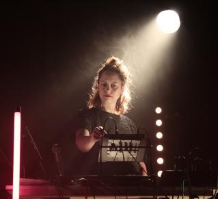 Musicienne utilisant une platine