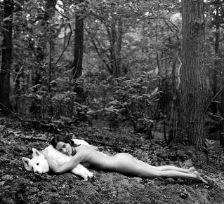 Femme nue avec un chien 