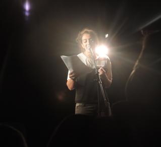 Chloé Maniscalco lisant un texte au micro