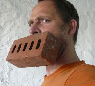 Claude Cattelain une brique à la bouche